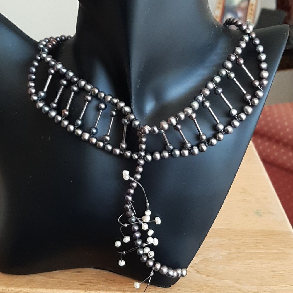 Eye catching pearl necklace 
